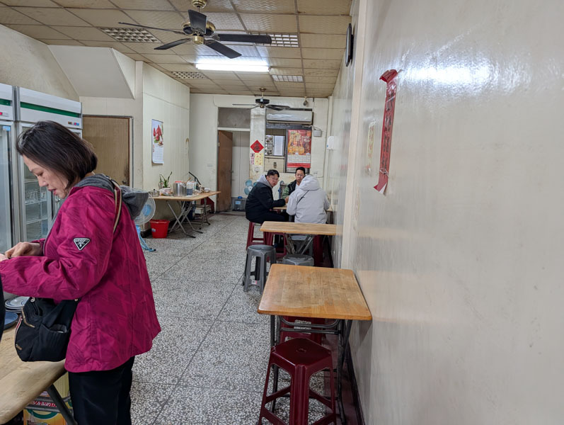 【花蓮早餐】一品坊早點｜在地人激推！皮薄爆汁餡餅與30元滿料酸辣湯，花蓮市區必吃銅板美食