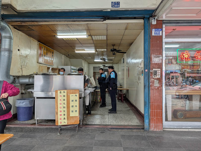 【花蓮早餐】一品坊早點｜在地人激推！皮薄爆汁餡餅與30元滿料酸辣湯，花蓮市區必吃銅板美食