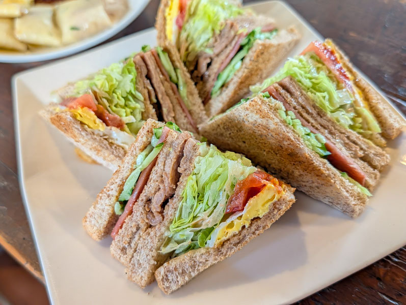 【花蓮早餐】時光旅人：在地人激推鮪魚蛋餅、總匯三明治，花崗山上的活力早點！