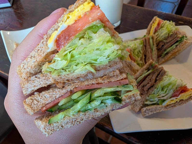 【花蓮早餐】時光旅人：在地人激推鮪魚蛋餅、總匯三明治，花崗山上的活力早點！