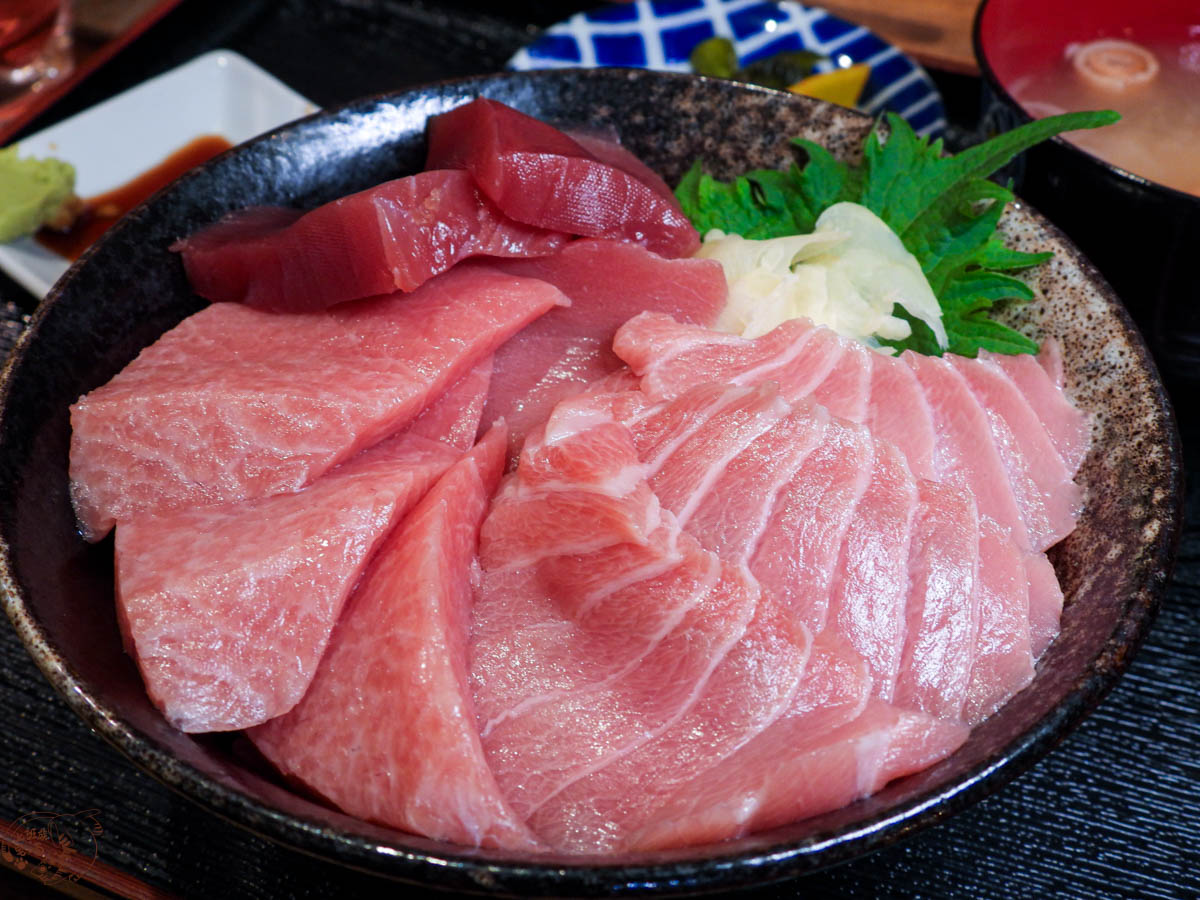 登別溫泉晚餐吃什麼？來「溫泉市場」吃鮮美海鮮丼與活跳烤物拔