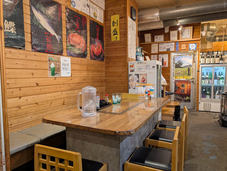 登別溫泉晚餐吃什麼？來「溫泉市場」吃鮮美海鮮丼與活跳烤物拔