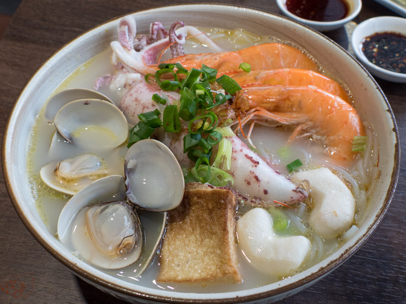 【花蓮美食】招弟大飯店｜豪氣豐盛的添丁霸王雞飯，花蓮必吃美味土雞肉