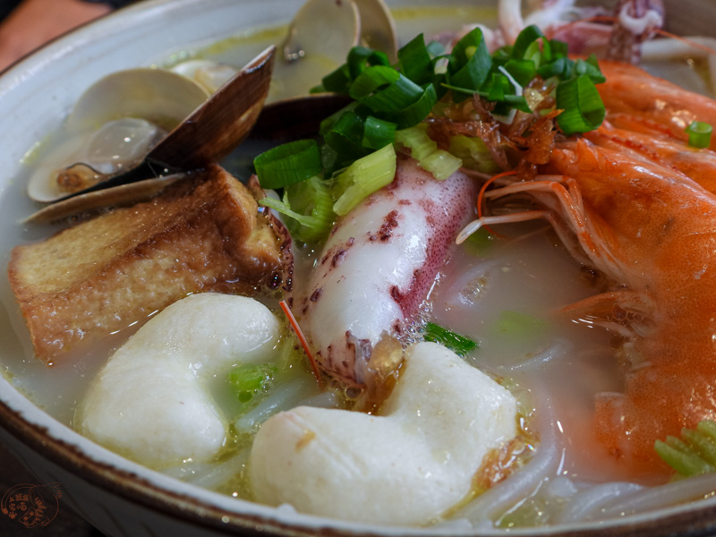 【花蓮美食】招弟大飯店｜豪氣豐盛的添丁霸王雞飯，花蓮必吃美味土雞肉
