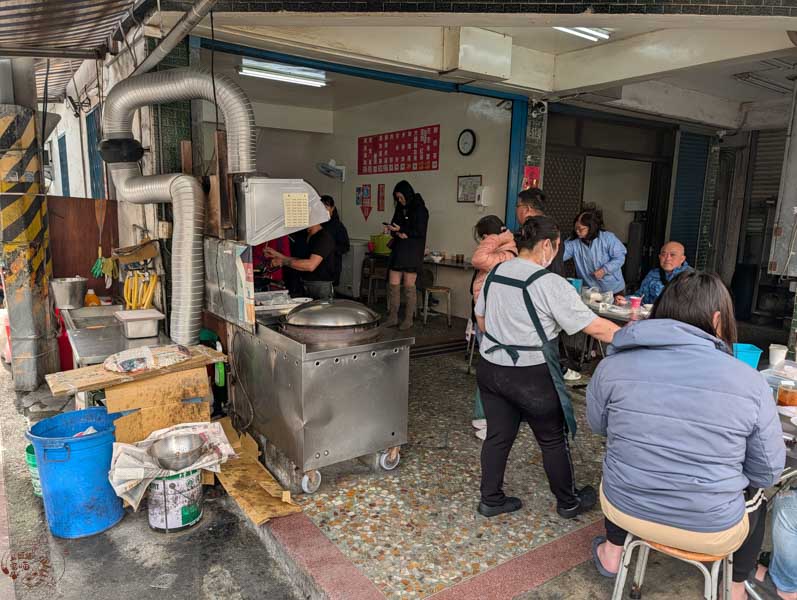 【花蓮吉安美食】北昌黃金鍋貼早餐店｜在地人甘願排隊的超人氣早餐！巨無霸鍋貼與極軟嫩蛋餅