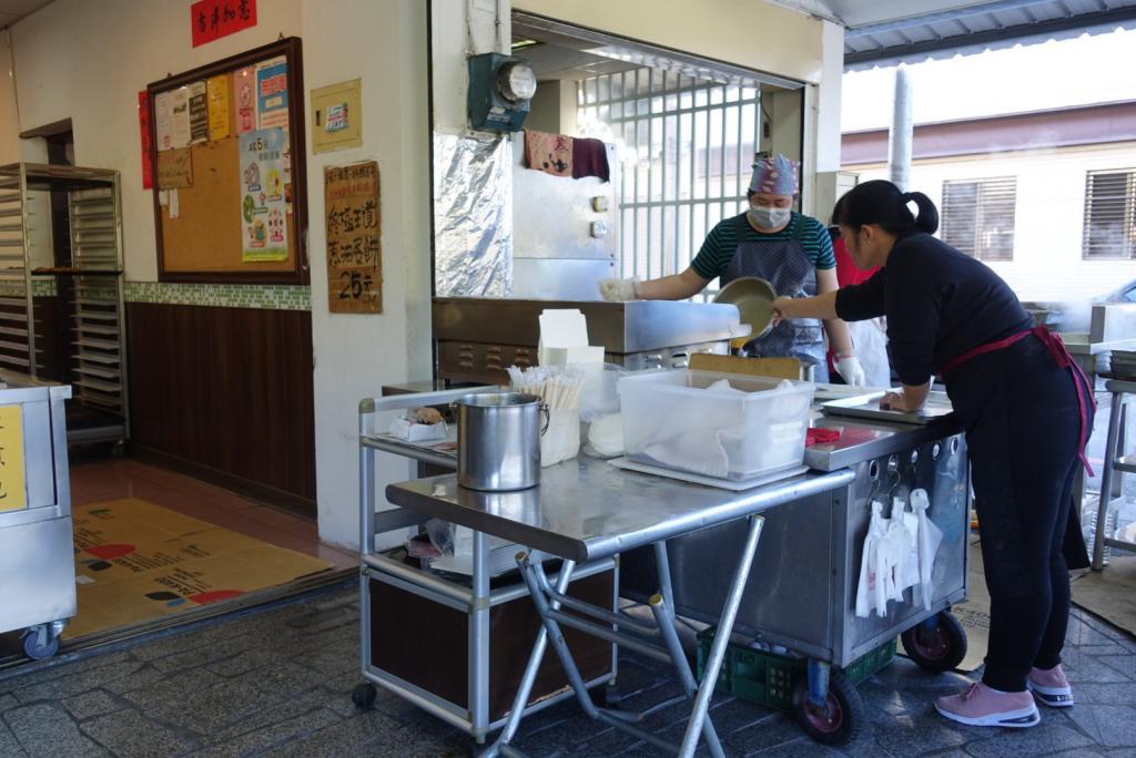 【花蓮市區】府前食坊｜蔥油蛋餅酥脆好吃，還有超美味焗烤南瓜｜美崙超人氣老店