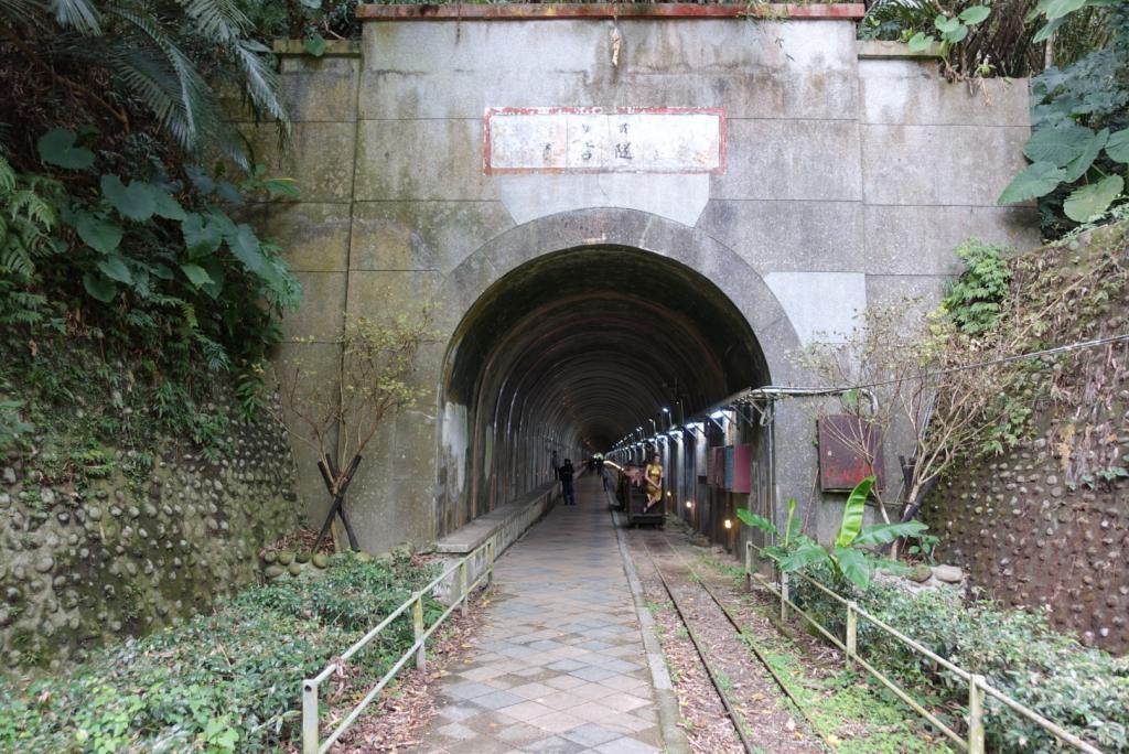 【桃園大溪】舊百吉隧道｜走在日治時期的舊隧道中，緬懷過往的時光與光景｜免費景點