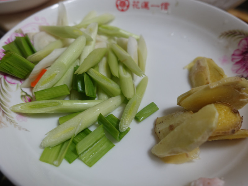 【食譜】麻油松阪豬｜麻油染香的脆爽松阪豬，簡單做出餐館料理