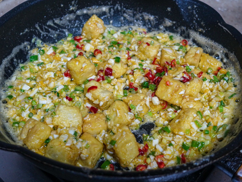 【食譜】金沙豆腐｜在家簡單就能做出外酥內軟的金黃豆腐，好吃且一點都不困難呦