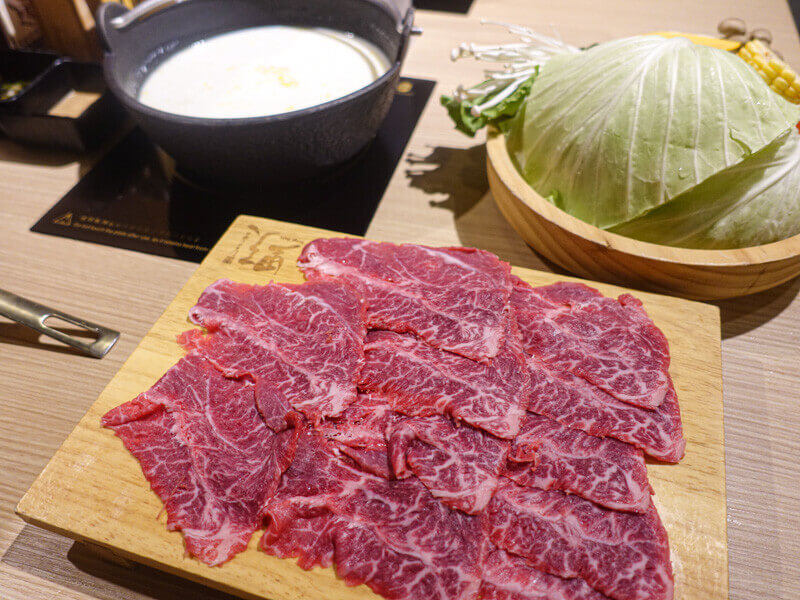 【花蓮市區】野人火鍋Shabu｜主打高品質冷藏肉品，嫩軟的極黑和牛十分誘人