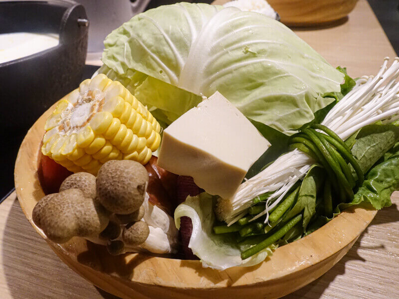 【花蓮市區】野人火鍋Shabu｜主打高品質冷藏肉品，嫩軟的極黑和牛十分誘人