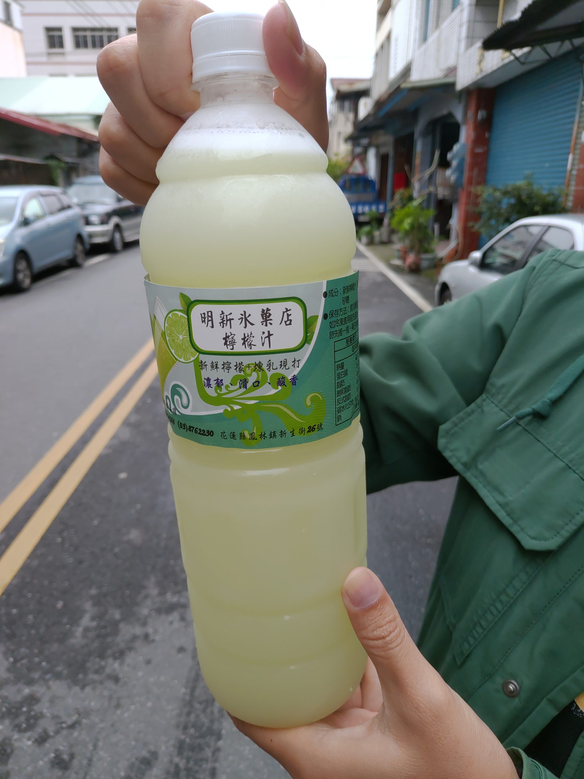 【花蓮鳳林】明新冰菓店｜連皮打的健康酸甜檸檬汁，還有煉乳增添風味