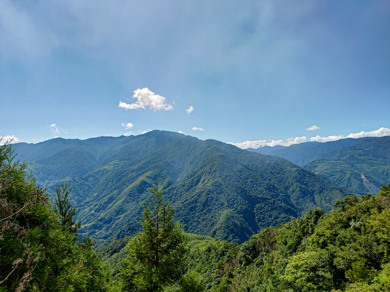 【新竹尖石】宇老觀景台｜眺望青山白雲，俯視蔓延綠林