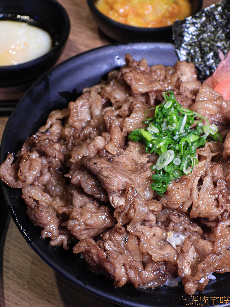 【花蓮市區】牛丁次郎坊x深夜裡的和魂燒肉丼｜肉山堆砌的平價丼飯，直火炙燒的美好滋味