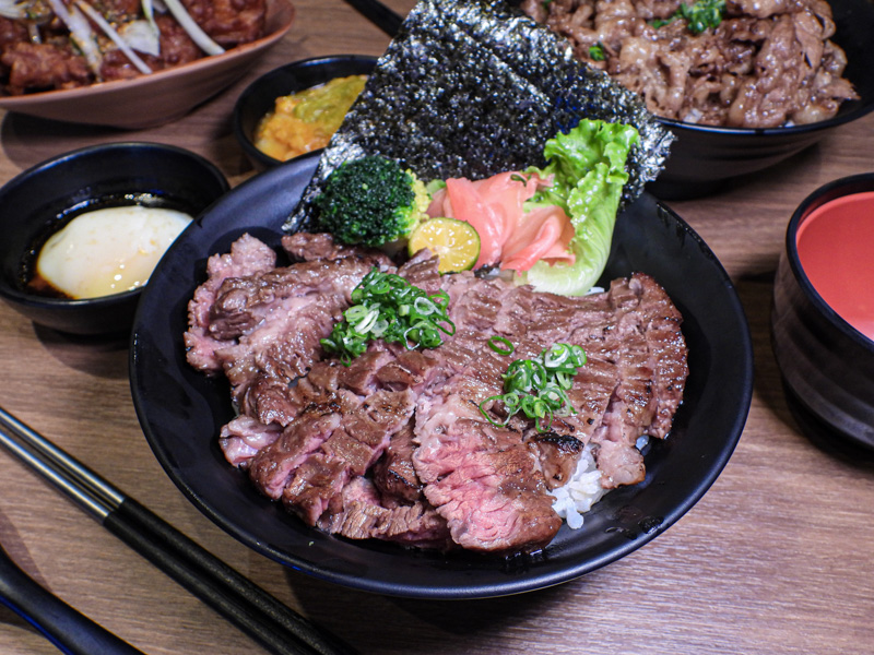 【花蓮市區】牛丁次郎坊x深夜裡的和魂燒肉丼｜肉山堆砌的平價丼飯，直火炙燒的美好滋味