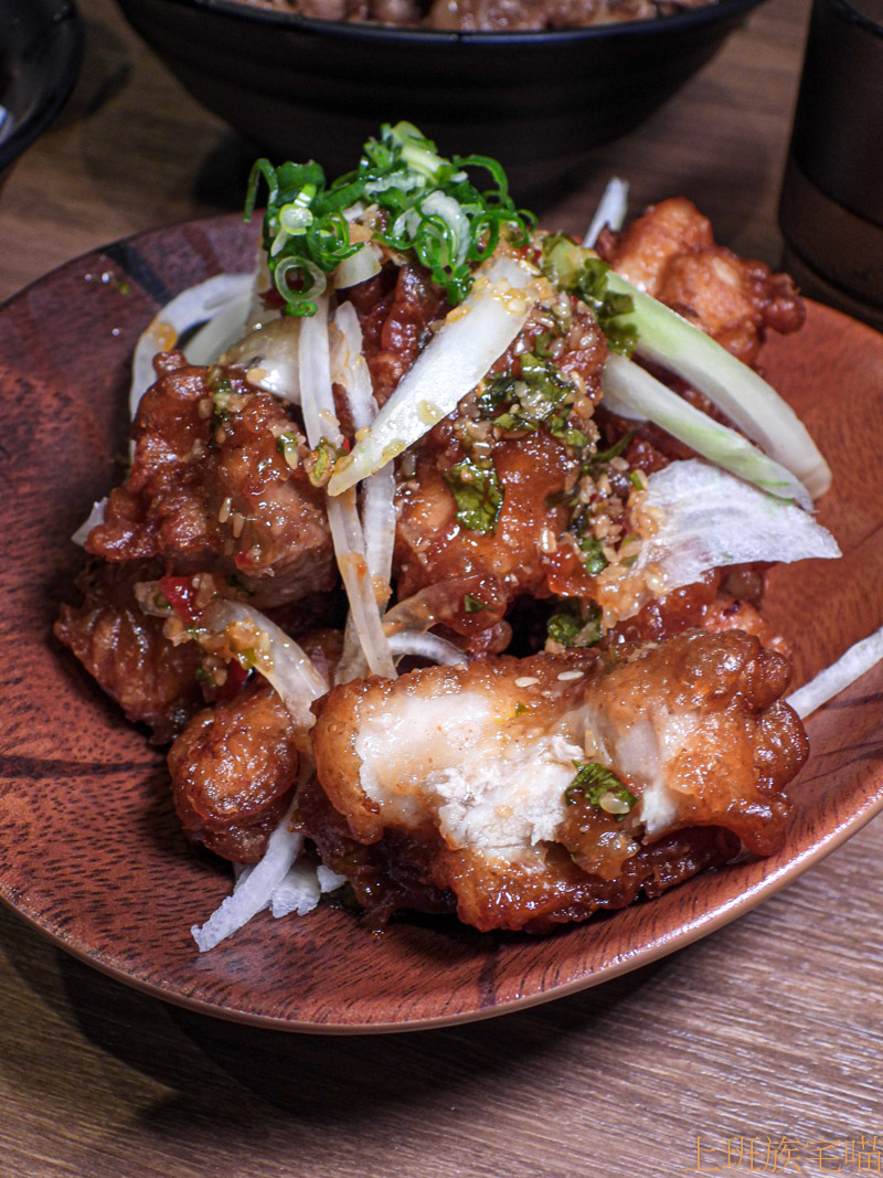 【花蓮市區】牛丁次郎坊x深夜裡的和魂燒肉丼｜肉山堆砌的平價丼飯，直火炙燒的美好滋味