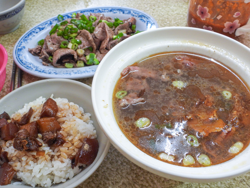 【台南北區】西羅殿牛肉湯｜溫體牛軟嫩鮮美，在地人都推的美味牛肉湯｜特色小吃