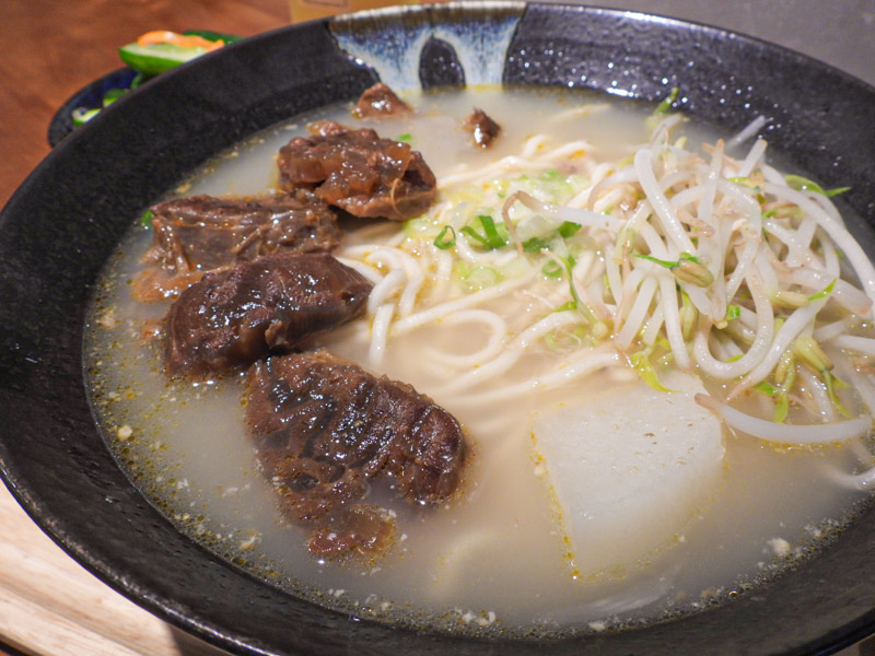 【花蓮市區】為食哞牛肉麵｜雞骨熬製白湯配上鮮嫩牛腱肉，你未曾嚐過的出彩牛肉麵組合｜牛肉麵｜文青餐館