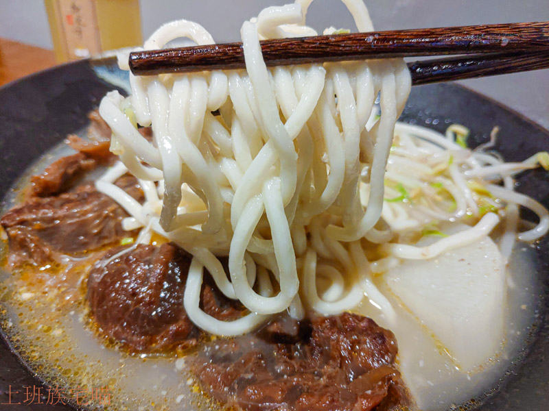 【花蓮市區】為食哞牛肉麵｜雞骨熬製白湯配上鮮嫩牛腱肉，你未曾嚐過的出彩牛肉麵組合｜牛肉麵｜文青餐館