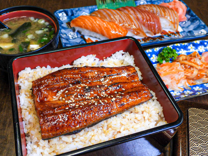 【花蓮市區】魚豐日式小吃｜肥嫩軟綿的美味鰻魚飯，便宜飽足生魚片握壽司