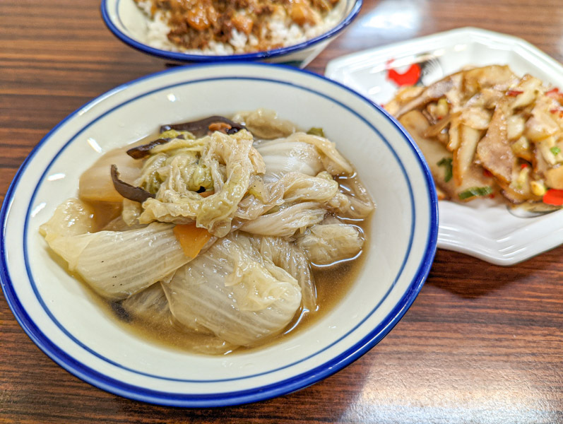 【花蓮市區】黑點師魯肉飯｜稀有美味的殘酷牛肉麵x各式小菜｜平民美食