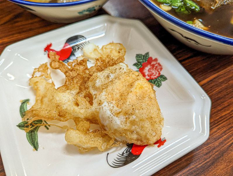 【花蓮市區】黑點師魯肉飯｜稀有美味的殘酷牛肉麵x各式小菜｜平民美食