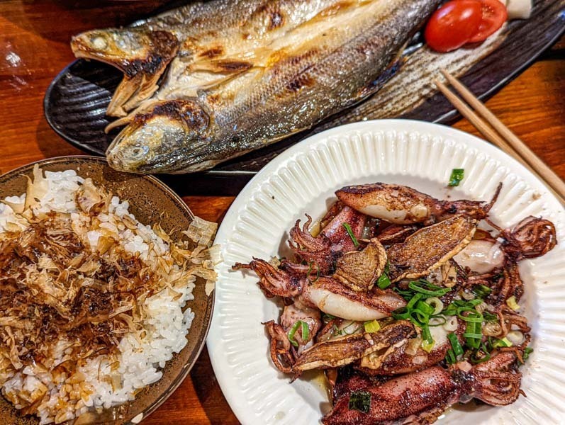 【新北瑞芳】食不厭｜來到九份必訪排隊美食，香酥細嫩午仔魚一夜干