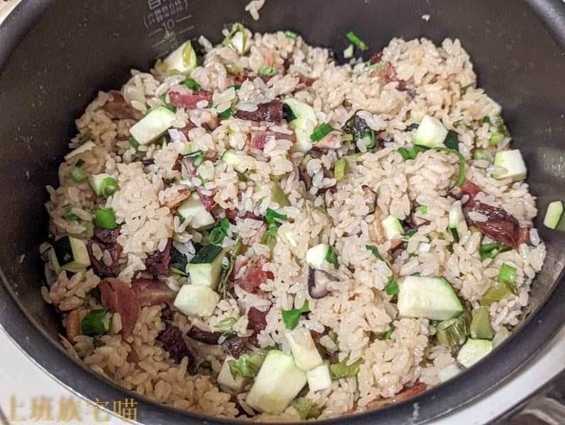 【食譜】廣式臘味飯｜電鍋就能煮好的簡易臘味飯，超好吃臘腸與飯完美結合