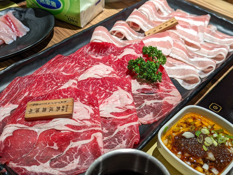 【花蓮市區】火鍋世家｜精選肉品與豪華海產的人氣火鍋｜飲料、冰淇淋無限暢飲