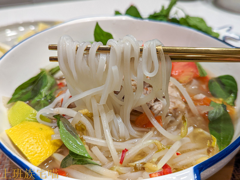 【食譜】越南松阪豬河粉｜道地且簡易的越式河粉，微微酸辣的夏季開胃餐點