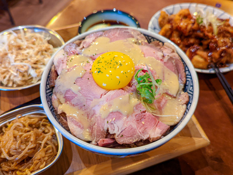 【花蓮市區】玖蔦家火山丼｜肉超多浮誇系叉燒丼飯，平價好食日本丼飯全新開幕