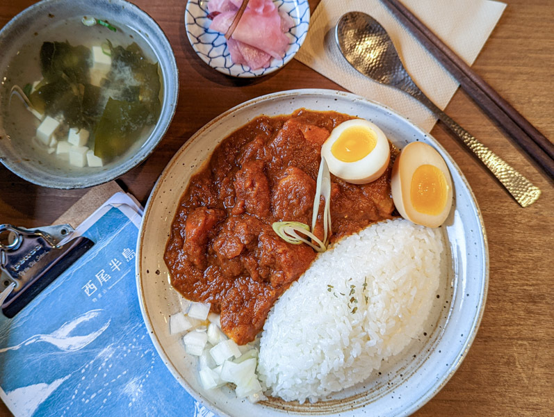 【連江南竿】西尾半島物產店｜特製濃郁美味的咖哩飯，還有巧克力、蛋糕等手工甜品｜馬祖咖啡廳