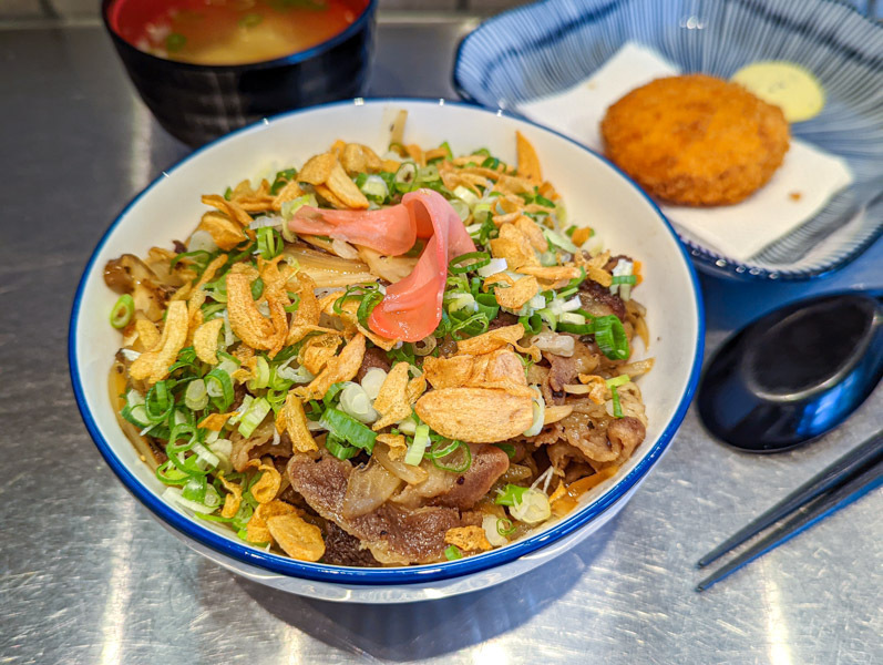 【花蓮市區】銀座食堂｜香氣逼人又飽足的蒜香野菇牛丼，各樣炸物酥脆美味