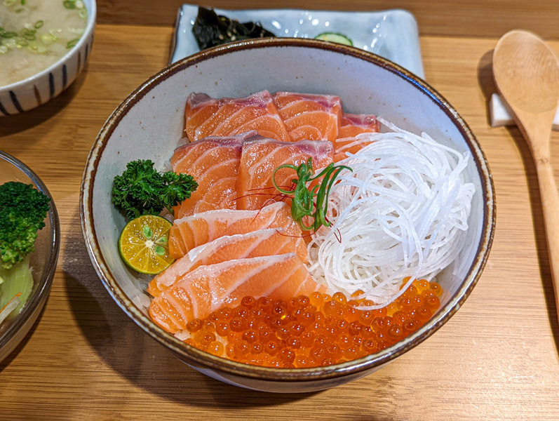 【花蓮市區】花蓮市立丼物園｜新鮮豐富海鮮生食丼飯，讓你體驗從海上吃到陸上