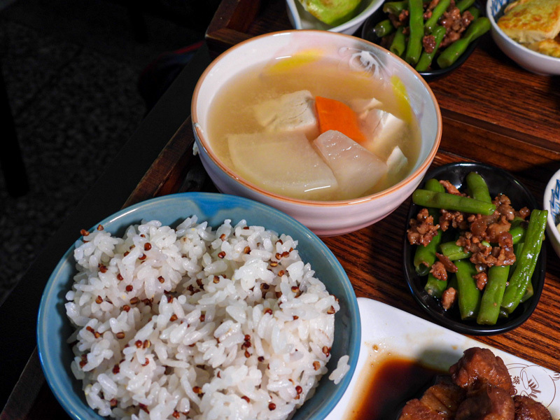 【花蓮鳳林】青輕慢食｜精心料理的健康簡餐，超好吃的滷肉與油煎鮭魚