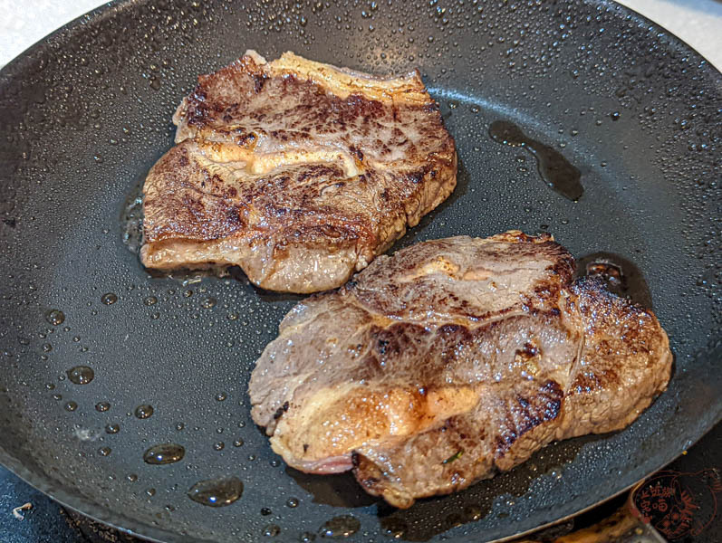 【食譜】牛排燒肉丼｜超簡單在家就能做的燒肉丼飯，甜香醬汁讓牛排丼超完美