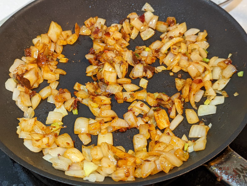 【食譜】辣味蟹肉豆腐｜新鮮蟹腿加上嫩嫩豆腐，超下飯的簡單蟹肉料理